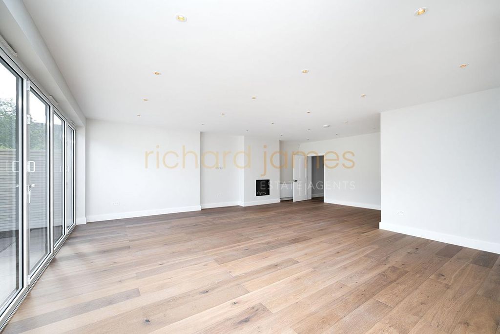 Property photo 3 of 20 W05.Jpg