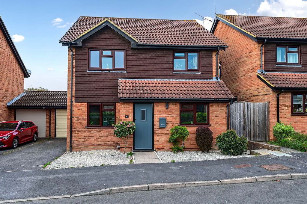 Property photo 1 of 13 6 Borderside (15)