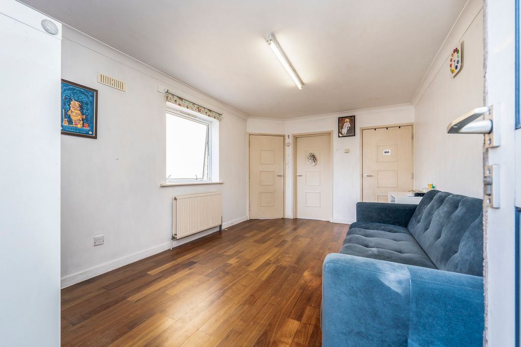 Property photo 2 of 18 Log09660