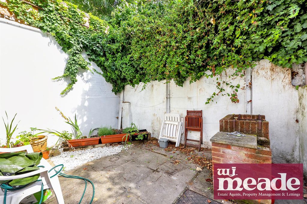 Property photo 3 of 11 Garden