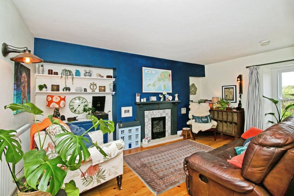 Property photo 2 of 16 Lounge