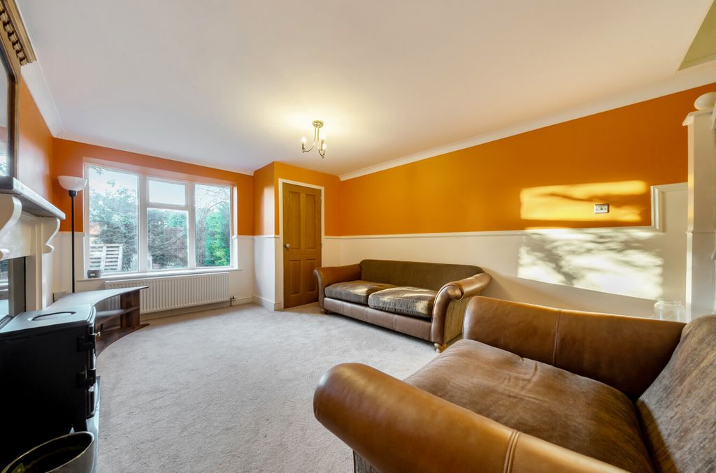 Property photo 2 of 11 1374983-10-690243...