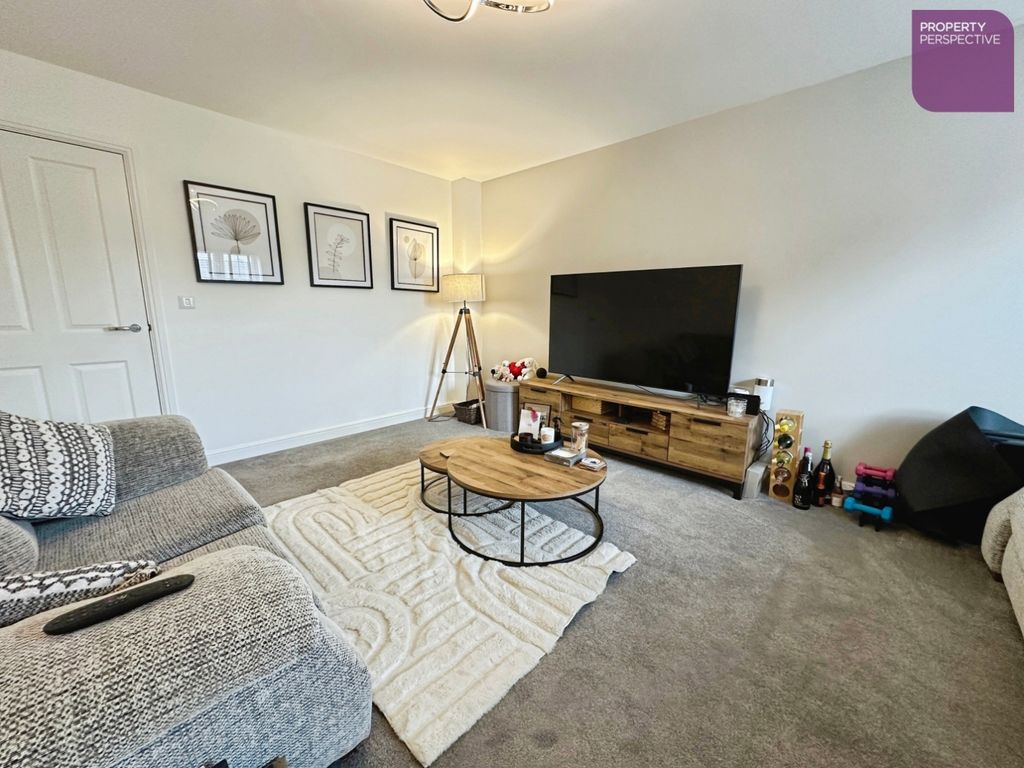 Property photo 3 of 16 Lounge