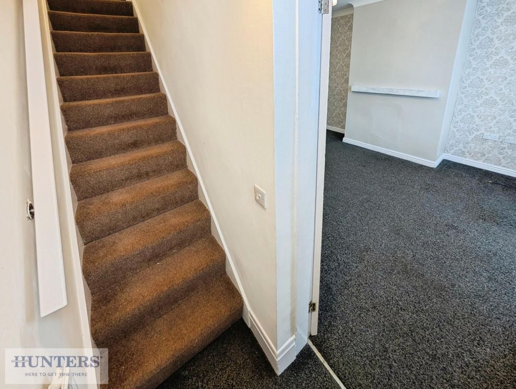 Property photo 3 of 18 Entrance Hallway