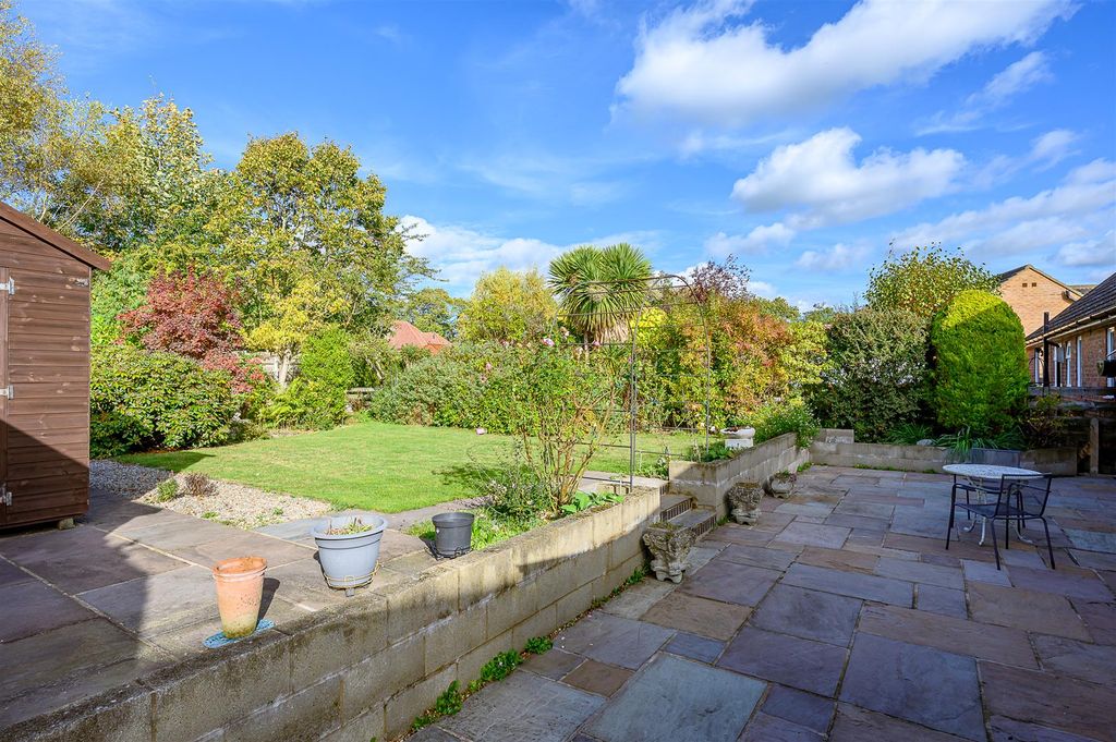 Property photo 2 of 16 Garden