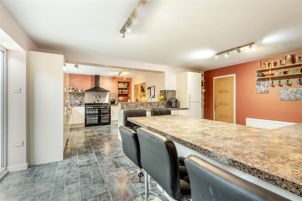 Property photo 2 of 31 8680127-Interior18.Jpg