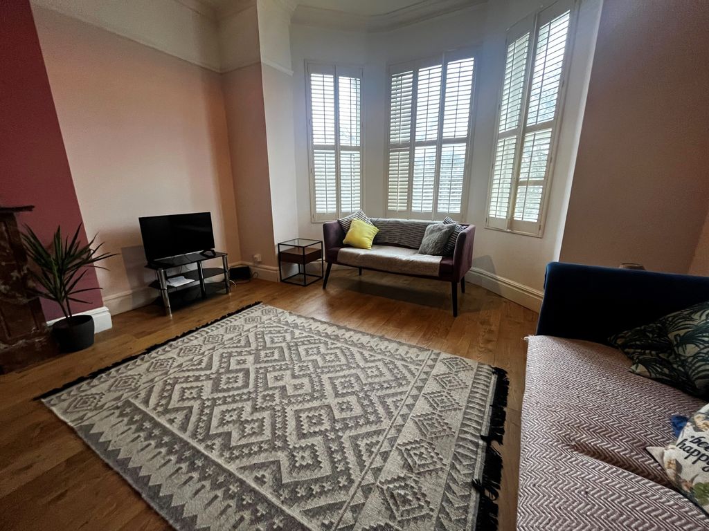 Property photo 3 of 11 Living Room