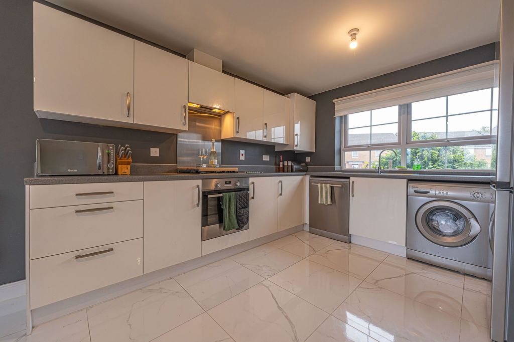 Property photo 2 of 33