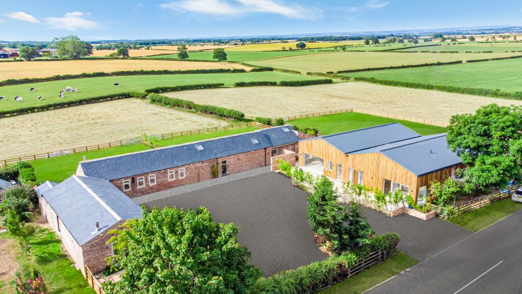 Property photo 1 of 7 Droneeditdp
