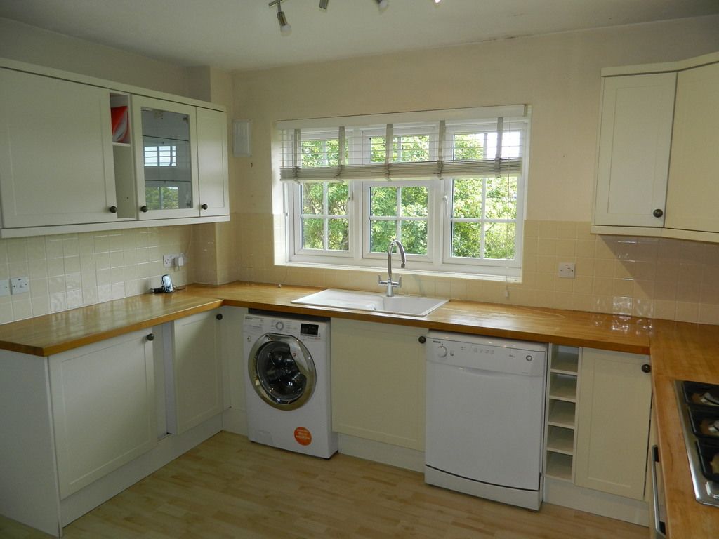 Property photo 3 of 11 Modern Kitchen