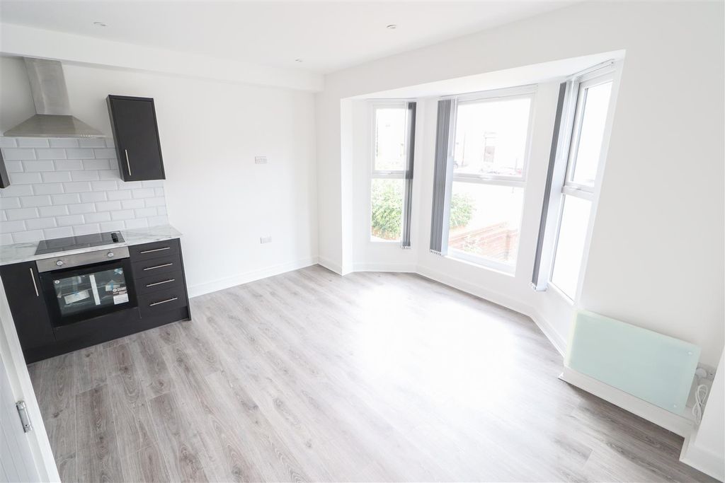 Property photo 2 of 7 Queens Road.Jpg