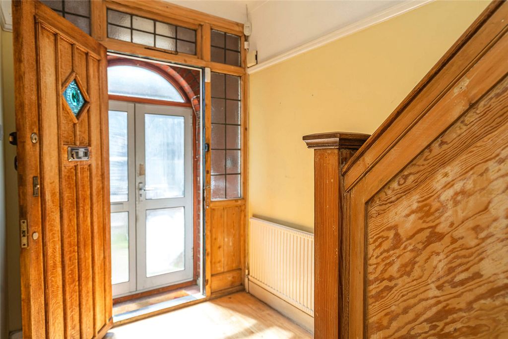 Property photo 3 of 18 Entrance Hall