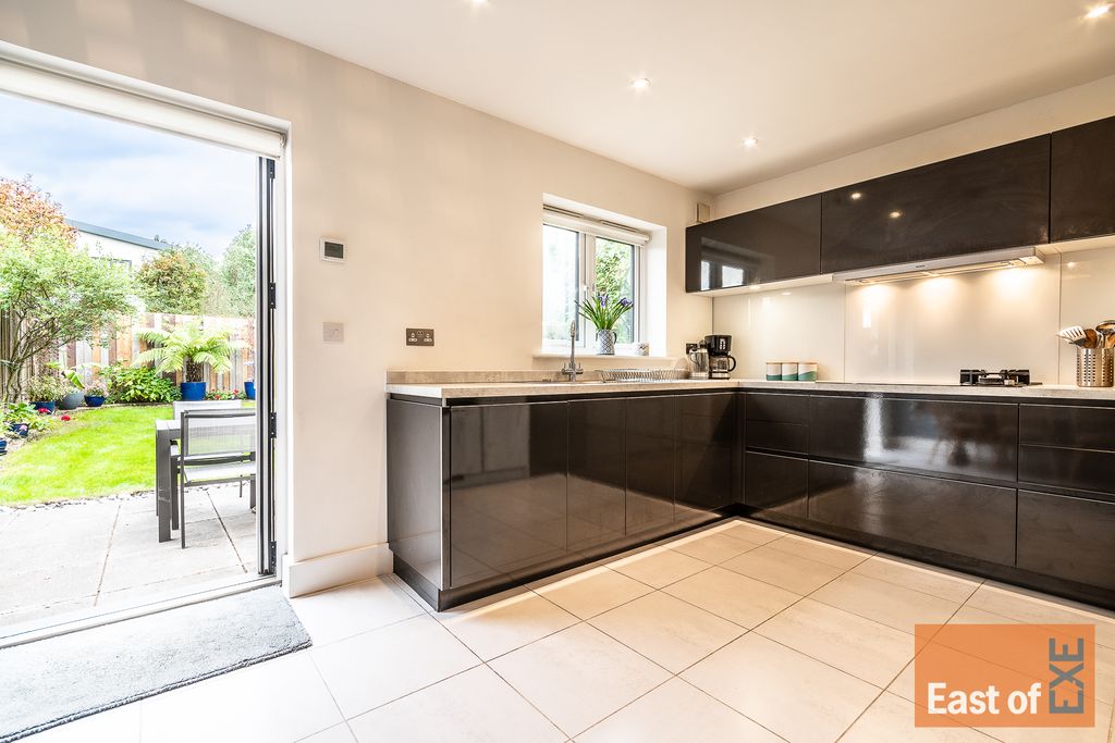 Property photo 3 of 21 9 Holland Park - Web-14