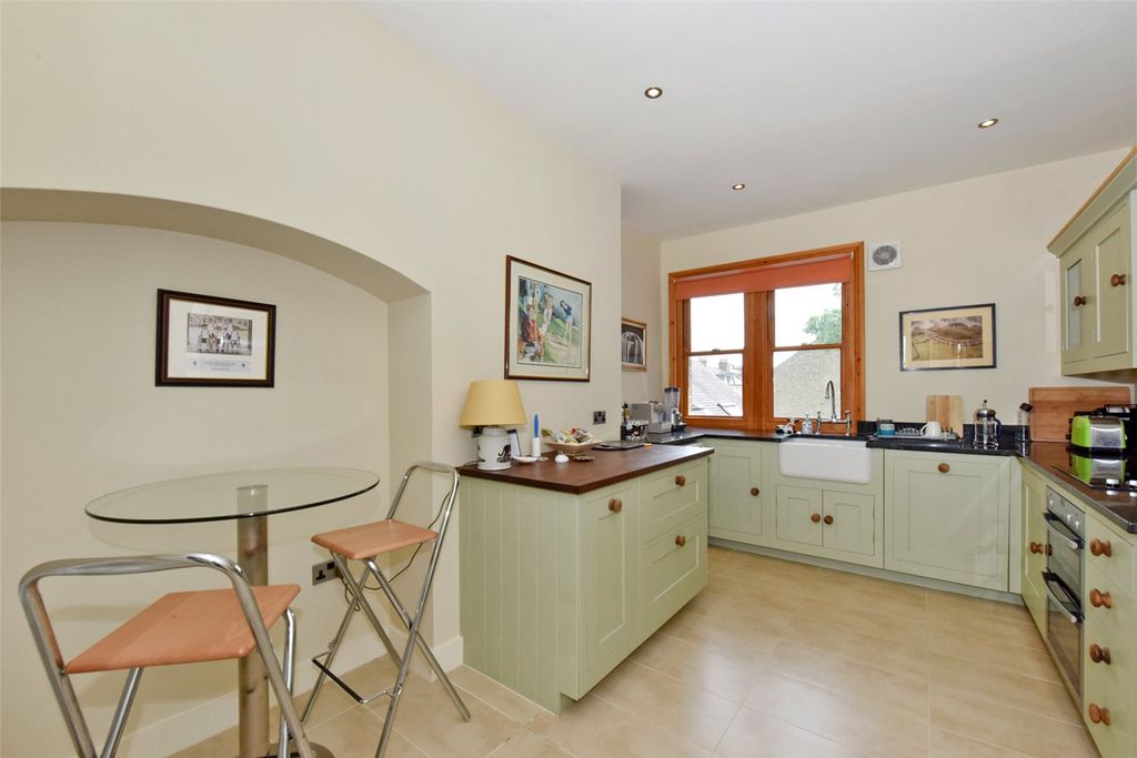 Property photo 3 of 10 Kitchen