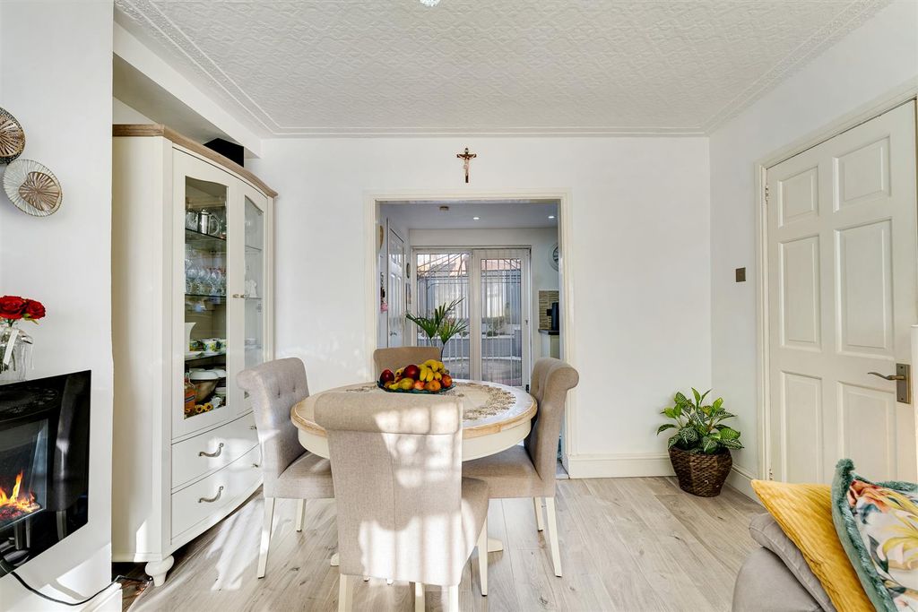 Property photo 3 of 17 65 Hathersage Road Dining Area.Jpg