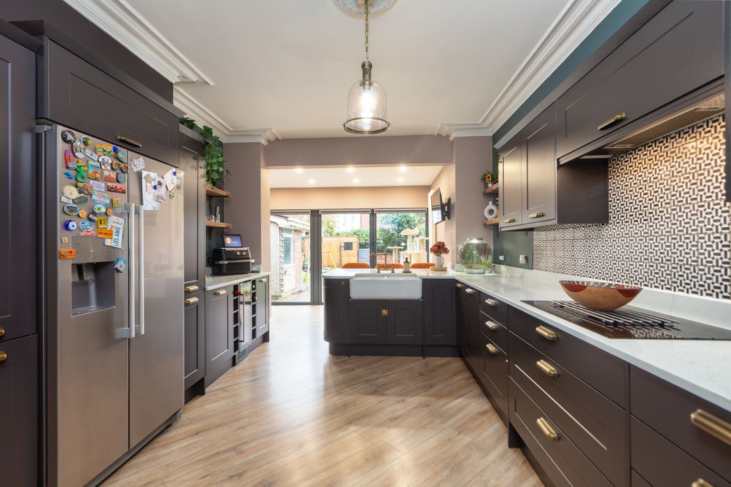 Property photo 2 of 25 26 Clive Road-19