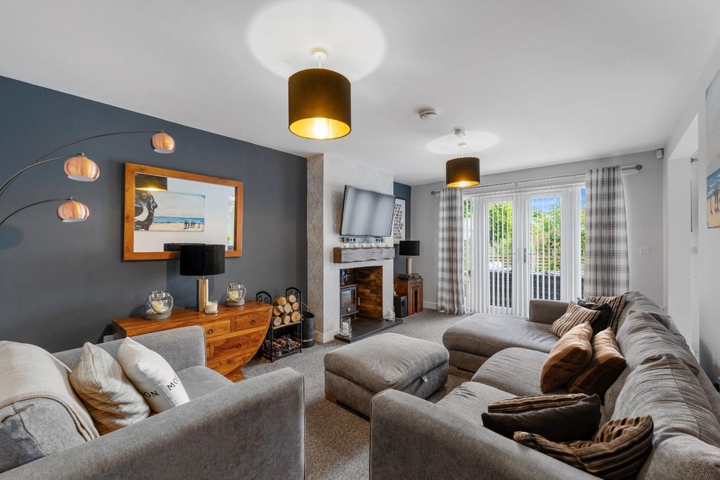 Property photo 2 of 26 Lounge 04.Jpg