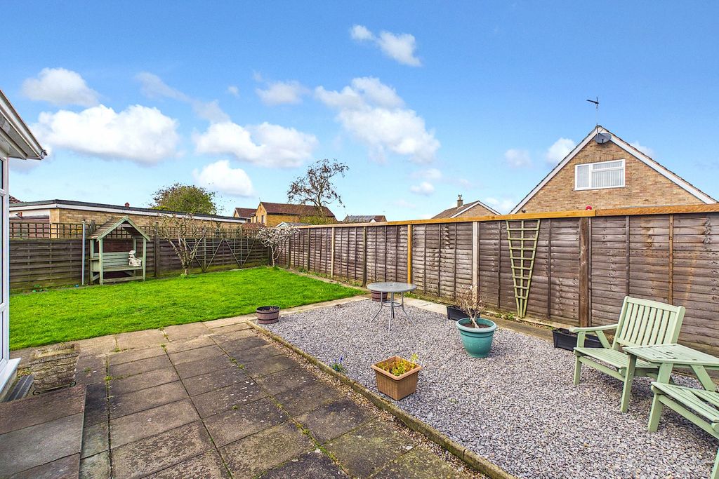 Property photo 3 of 18 8 Halifax Close - Garden1