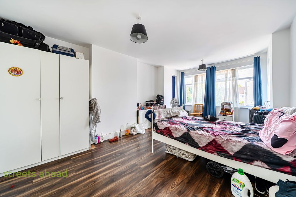 Property photo 2 of 21 2A9B0E9E-5c4F-409...