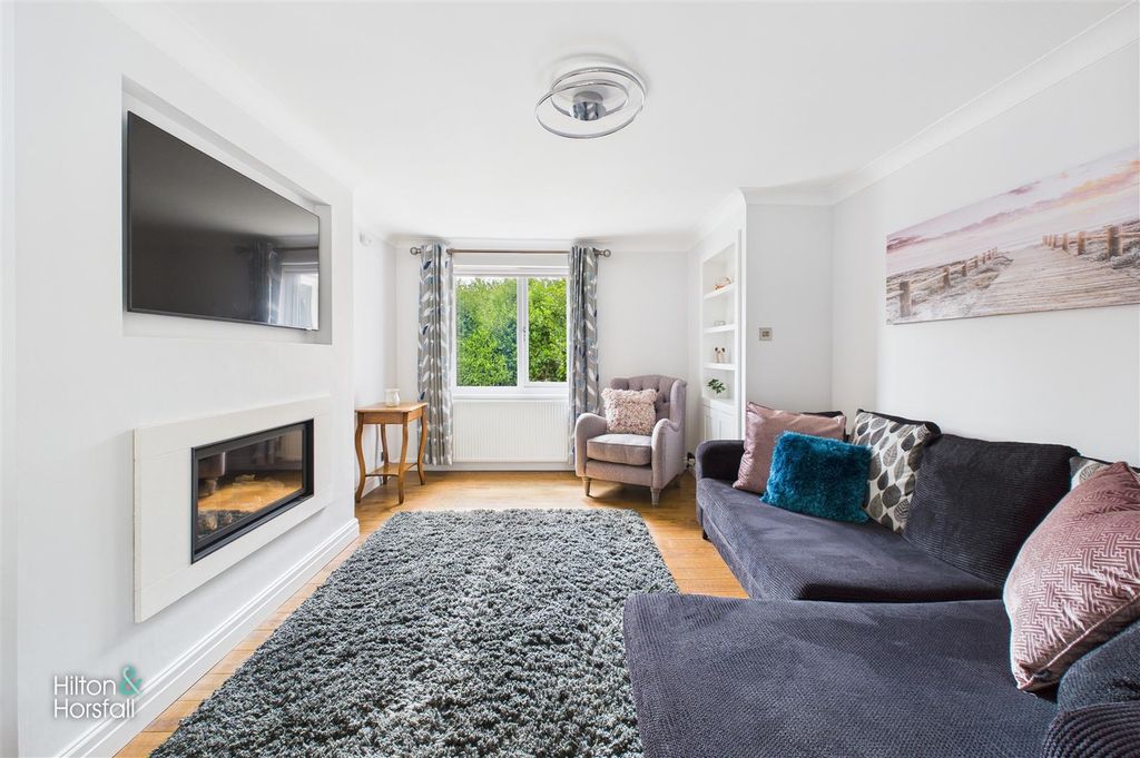 Property photo 3 of 24 Mile End Close