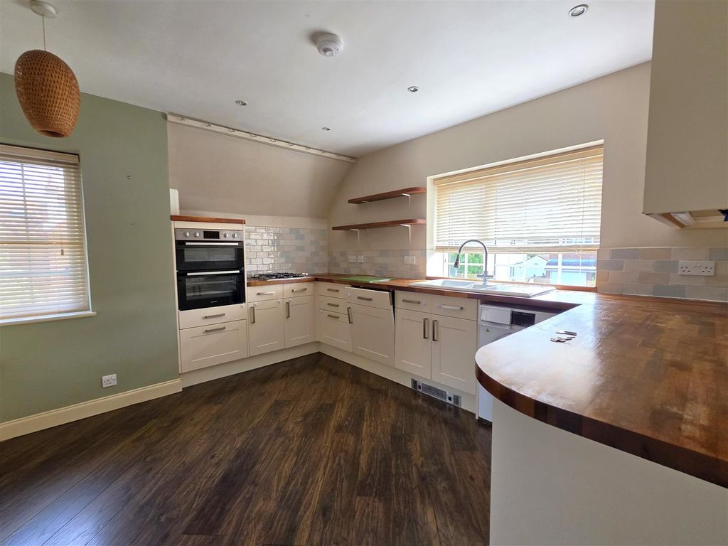 Property photo 3 of 10 Kitchen.Jpg