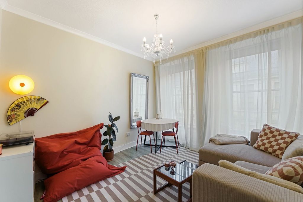 Property photo 2 of 13 Lounge