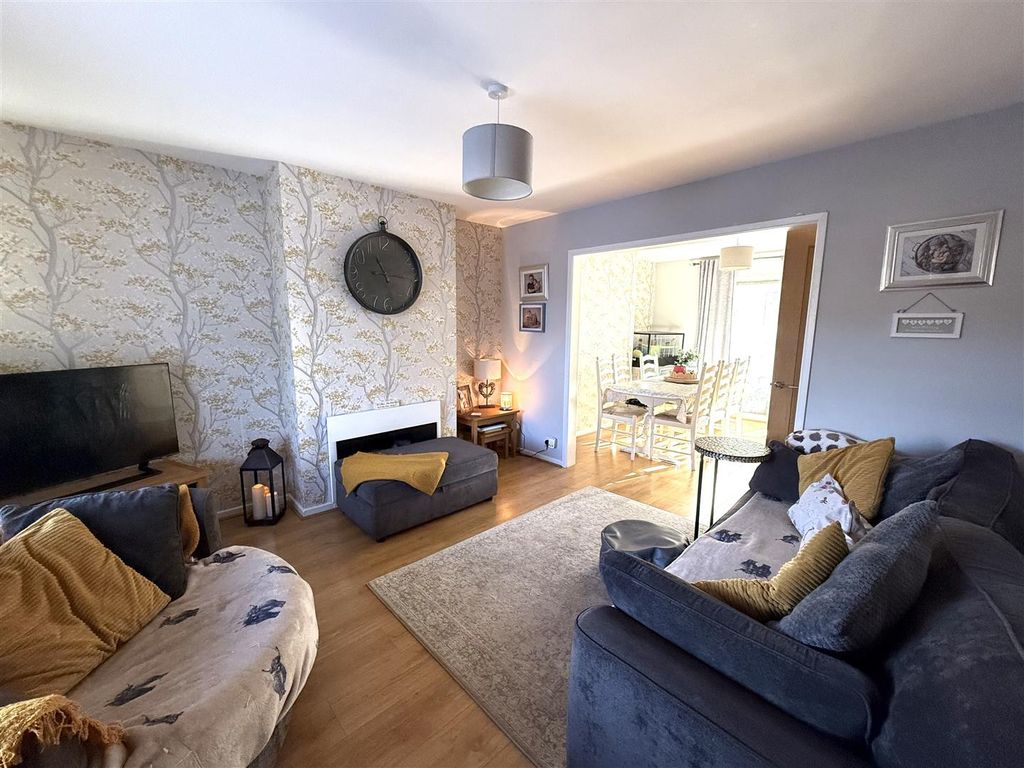 Property photo 3 of 12 4 Lodge Drd.Jpeg