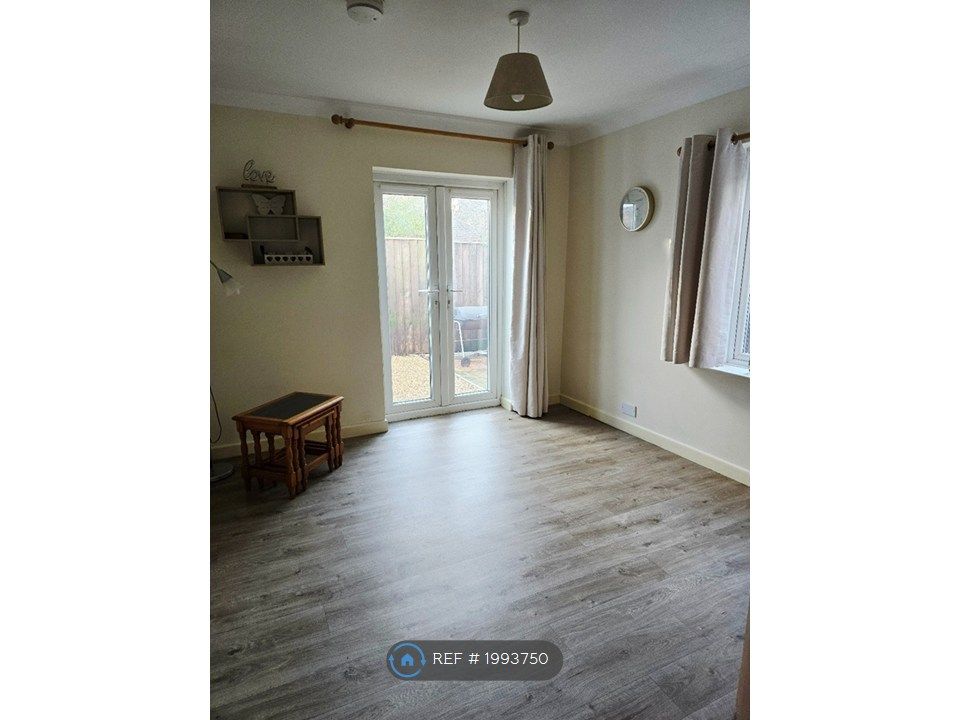 Property photo 3 of 17 Lounge