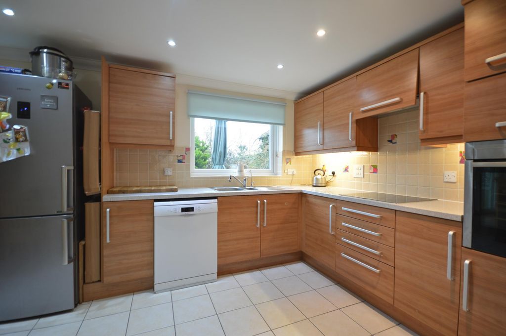 Property photo 2 of 11 Kitchen