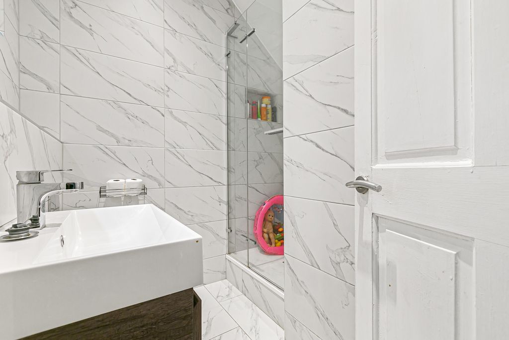 Property photo 1 of 16 Bathroom