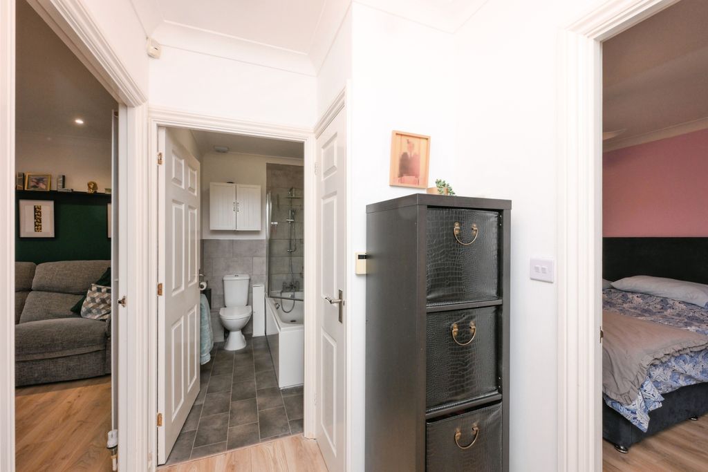 Property photo 3 of 11 Hallway