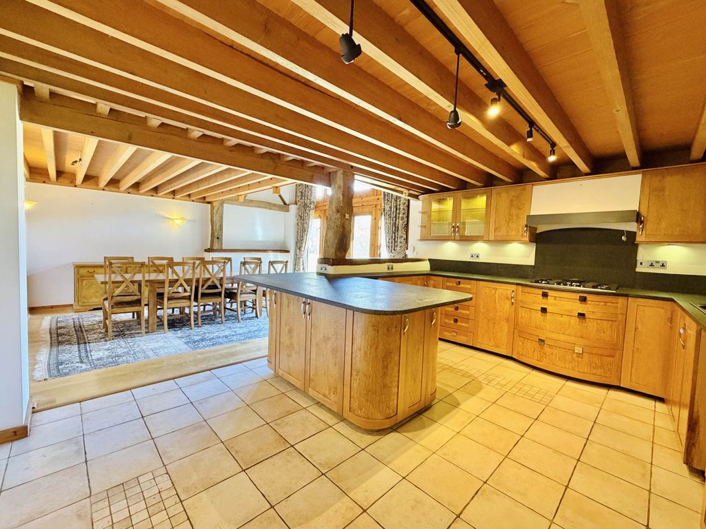 Property photo 2 of 28