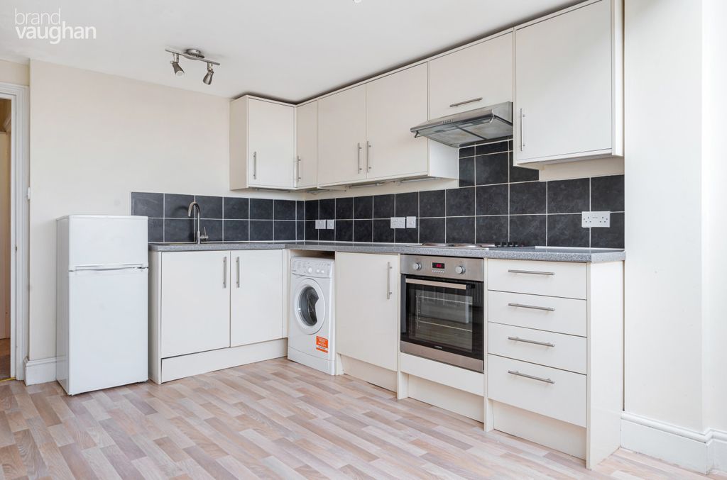 Property photo 2 of 7 Kitchen