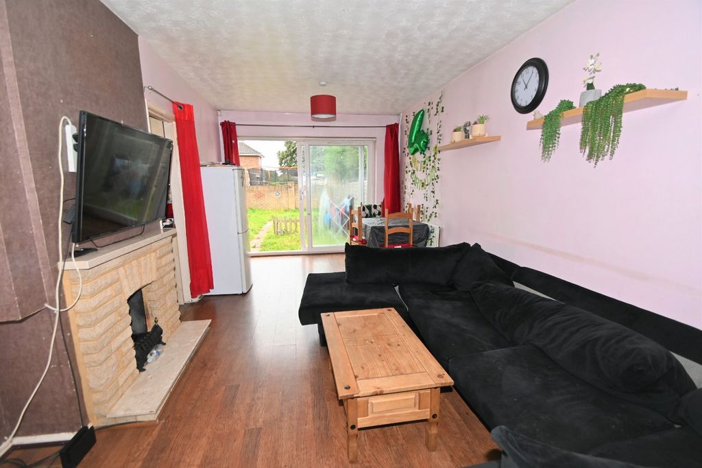 Property photo 2 of 7 Living Room