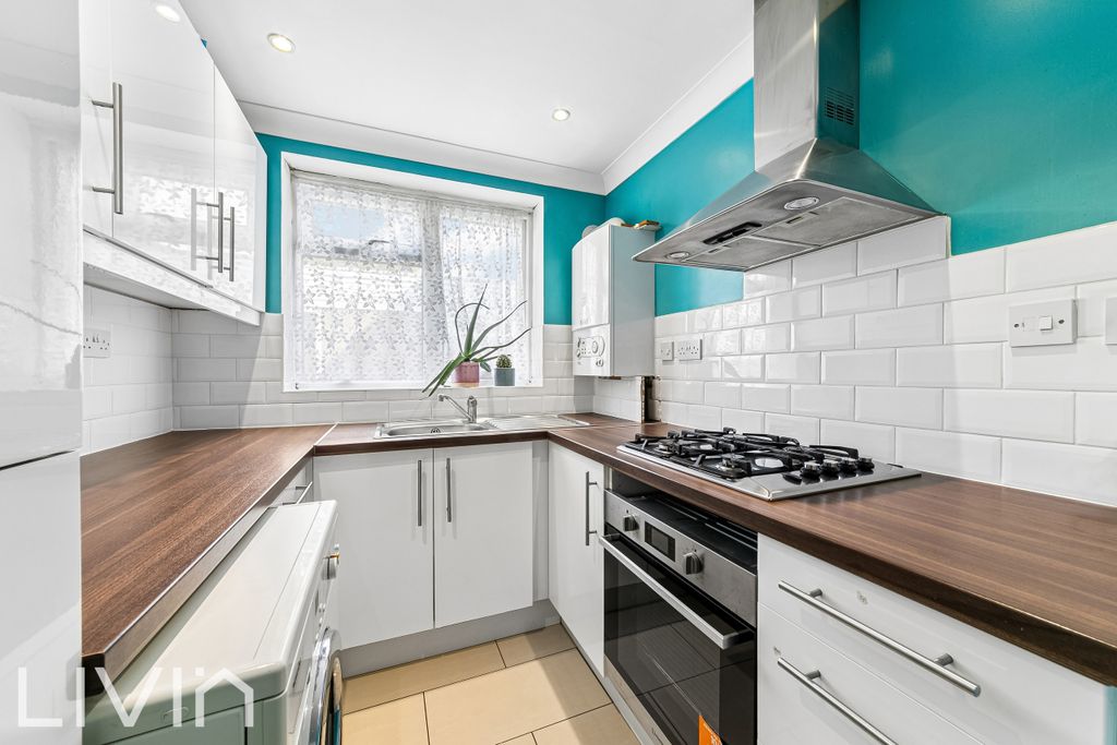 Property photo 3 of 8 Oakfield Court 16 -16