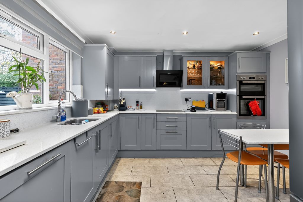 Property photo 3 of 29 Kitchen