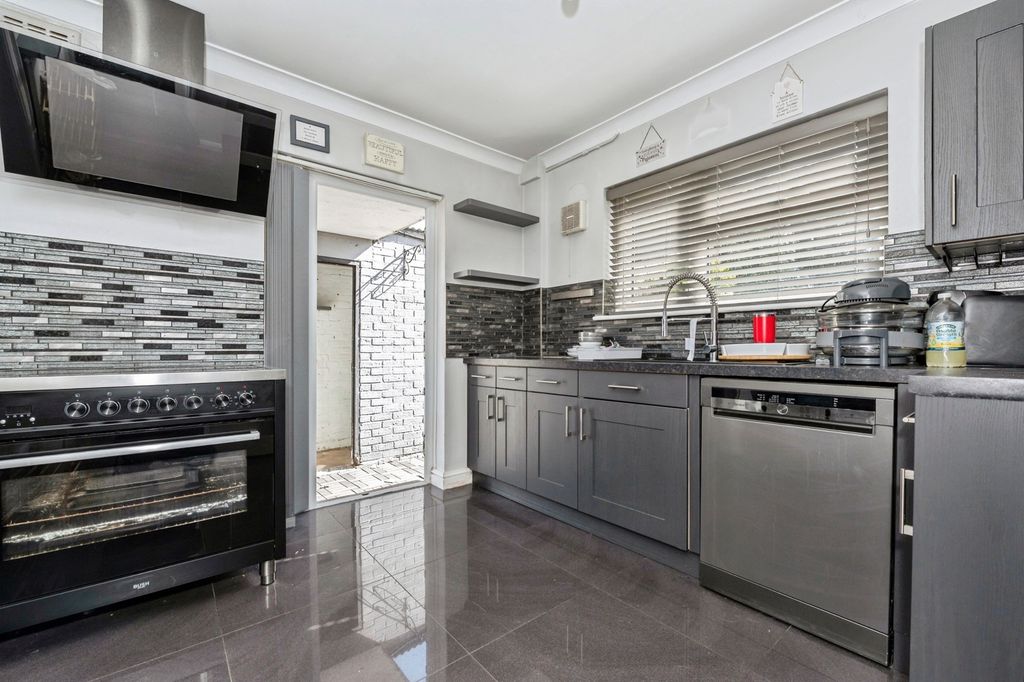 Property photo 3 of 18 Kitchen