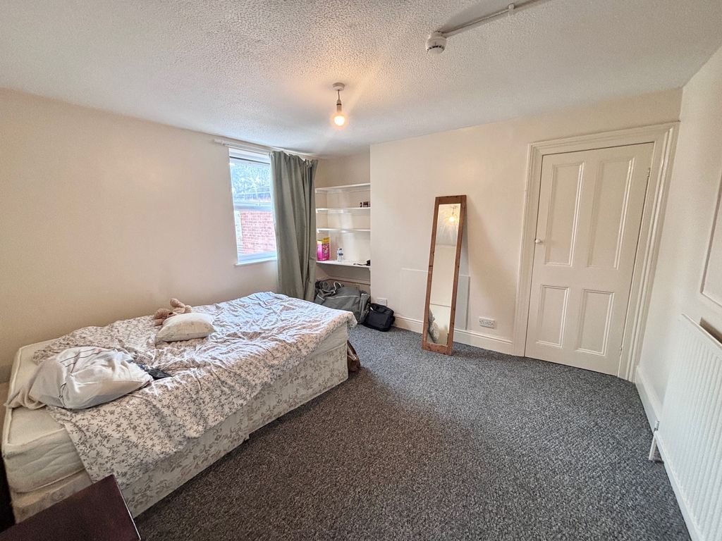 Property photo 3 of 5 Bedroom 1