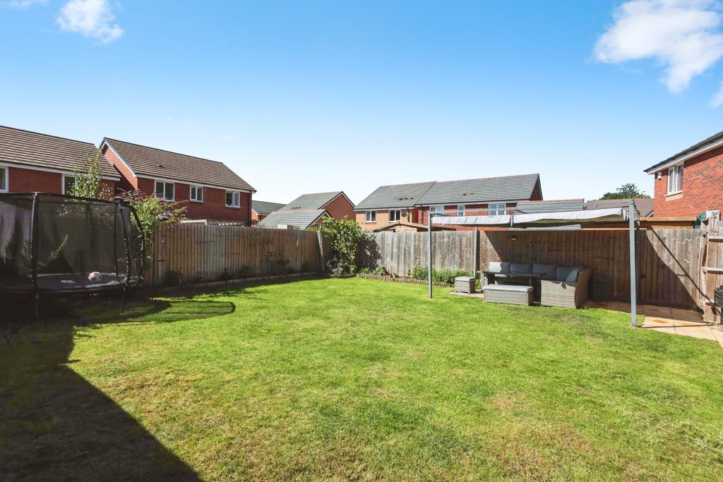 Property photo 3 of 20 10Oaktreecrescentoaktreecrescentworcesterwr51Tq-12