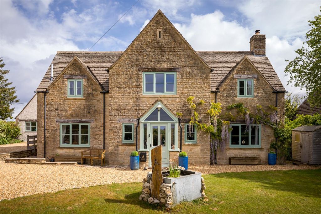 Property photo 1 of 33 6 - Foxfield - Gl54 4Nq - Web.Jpg
