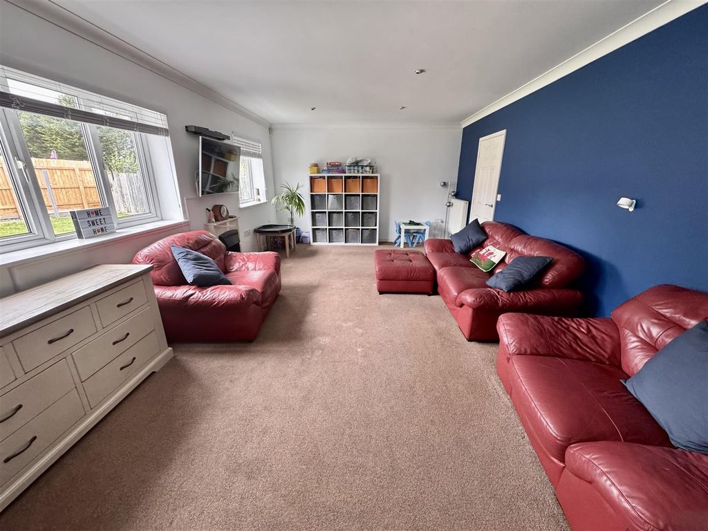 Property photo 2 of 19 Lounge