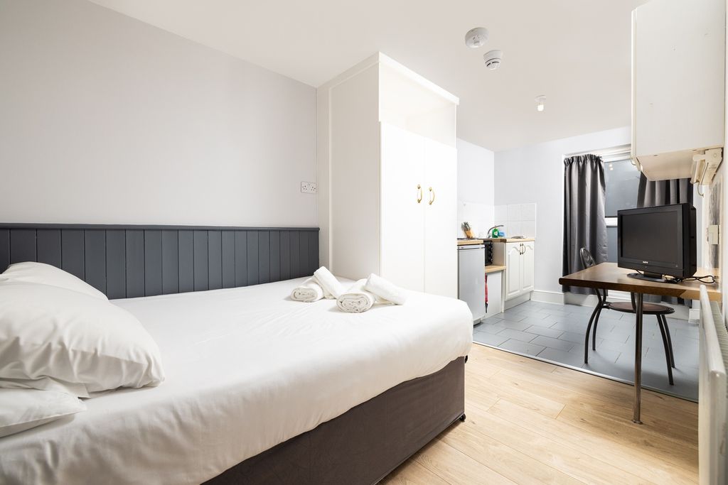 Property photo 1 of 6 A Bright And Spacious Double Bedroom Featuring Mod...