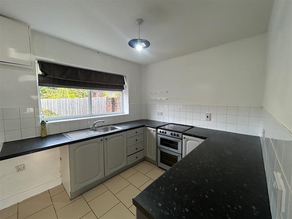 Property photo 3 of 10 Kitchen