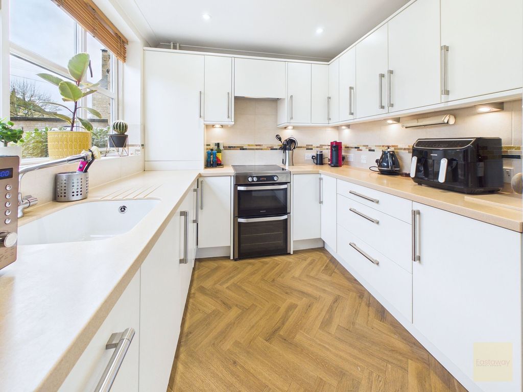 Property photo 3 of 21 Kitchen