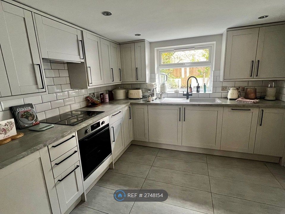 Property photo 3 of 23 Kitchen