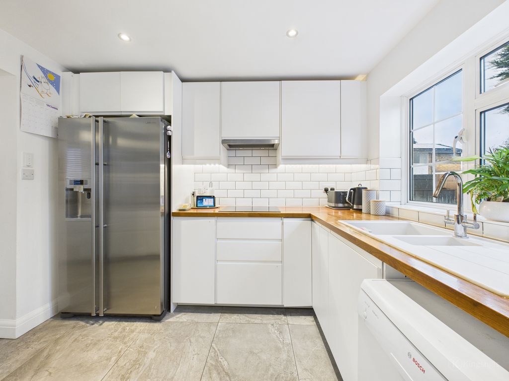 Property photo 3 of 14 Kitchen