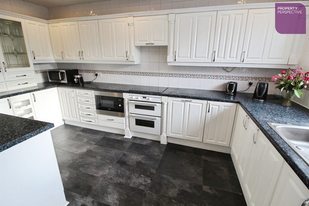 Property photo 3 of 12 Kitchen