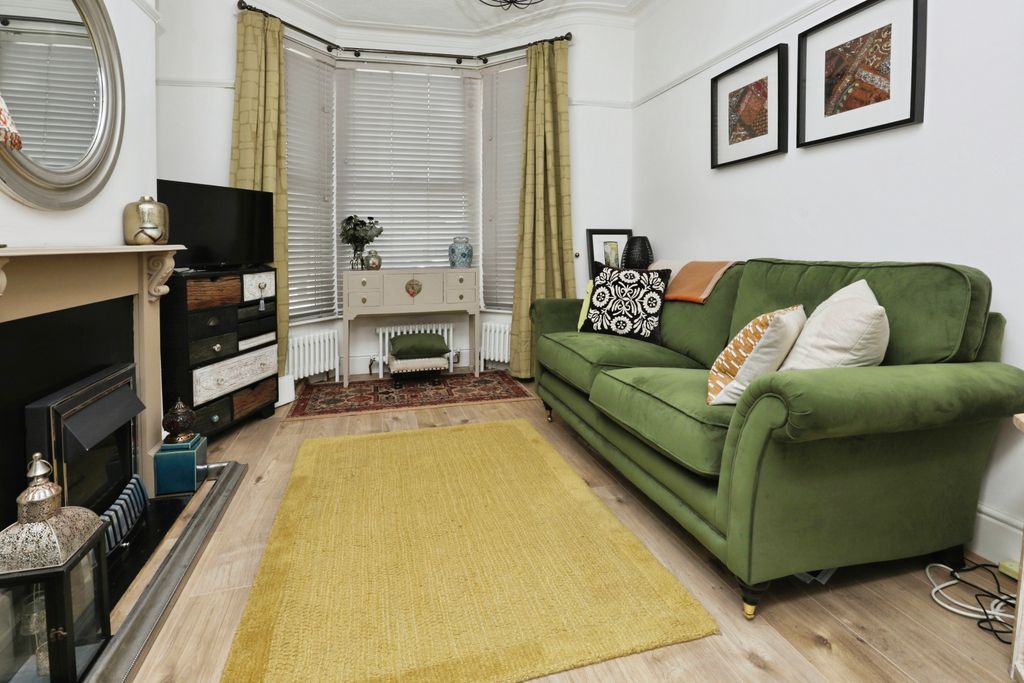 Property photo 3 of 14 Lounge