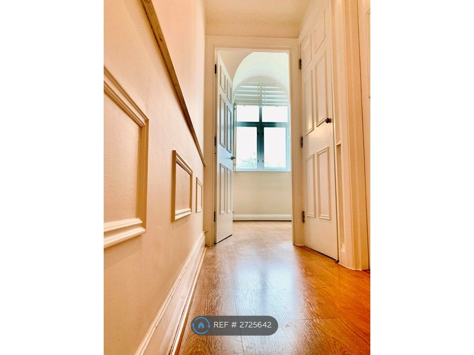 Property photo 3 of 17 Entrance Hall