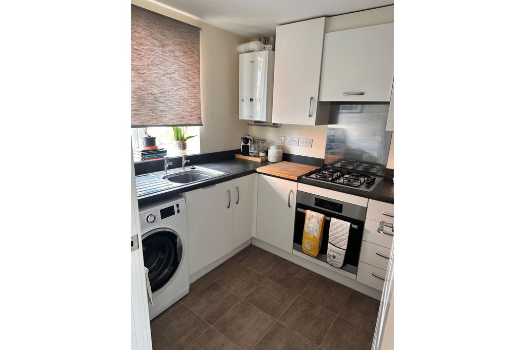 Property photo 3 of 8 Kitchen